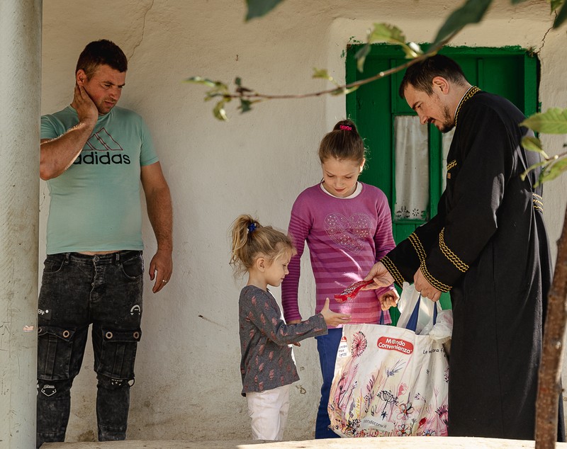 REPORTAJ. Noul proiect caritabil al părintelui Balaban: casă renovată pentru o familie cu patru copii, dintre care unul bolnav