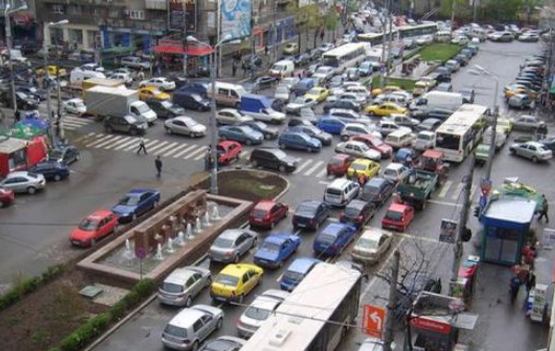 VIDEO/ Cum vrea Primăria Capitalei să rezolve problema traficului: Autobuzele vor merge pe mijlocul drumului