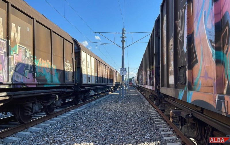 Două trenuri care transportau cereale s-au ciocnit la Dumbrăveni