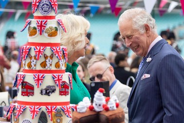 Prințul Charles și soția sa Camilla, ducesa de Cornwall la „Prânzul cel Mare” organizat pe de stadionul de cricket Oval Kenningtonn, din Londra | Foto: EPA