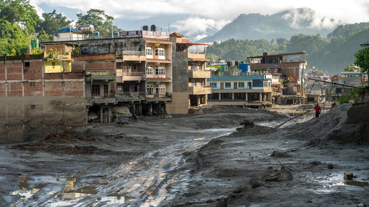 O viitură devastatoare și o alunecare de teren masivă au lovit granița dintre Nepal și regiunea Tibet, 26 august 2026. Sursa foto: Profimedia