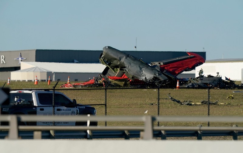 Două avioane s-au ciocnit în timpul unui spectacol aerian din Texas. Momentul a fost filmat. VIDEO