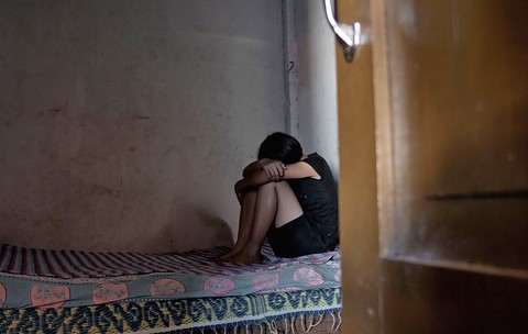 Cazul tinerei cu autism sechestrată, bătută și rasă în cap de iubitul găsit pe o rețea de socializare. Imagine ilustrativă. Sursa foto: Shutterstock
