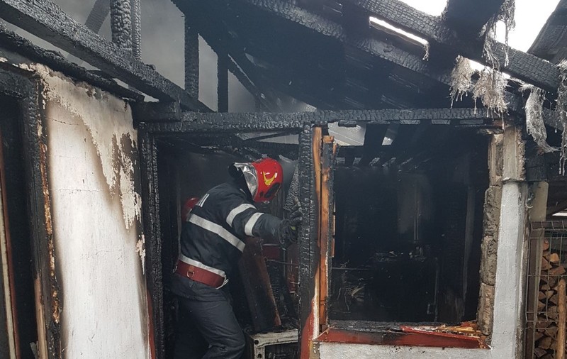 Noi detalii în cazul femeii și copilului găsiți cu gâtul tăiat. E posibil ca femeia să-l fi ucis pe micuț și apoi să se fi sinucis
