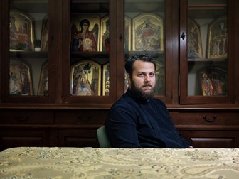 Preotul Ioan Grancea de la Biserica Ortodoxă Românească „Sfântul Cuvios Irodion de la Lainici” din orașul Lecce. Italia, mai 2022