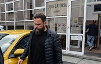 Poliţistul Vlad Roşca, la ieșirea de la ultimul termen al procesului în care e judecat pentru uciderea tânărului de 21 de ani. Sursa foto: Vlad Chirea