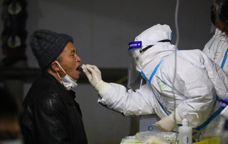 Primul deces provocat de coronavirus în China după 8 luni. Experții OMS au ajuns la Wuhan