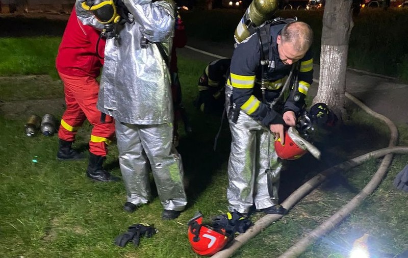 Incendiu la hala unei firme de pe Platforma Săvinești din Neamț. 15 persoane s-au autoevacuat