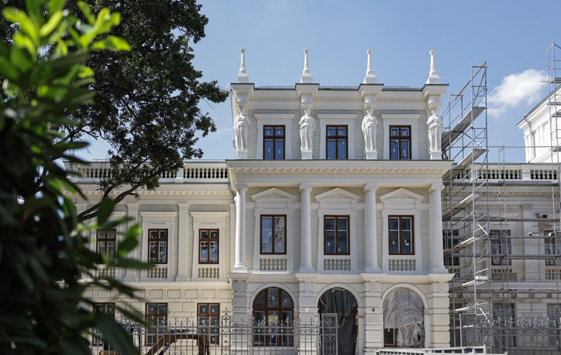 Renovarea Palatului Știrbei se apropie de final. „Bijuteria” de pe Calea Victoriei a revenit la gloria de odinioară