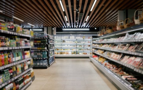 Doi bărbați din Cluj s-au bătut printre rafturile unui magazin, chiar în fața vânzătoarei, după o ceartă din senin
