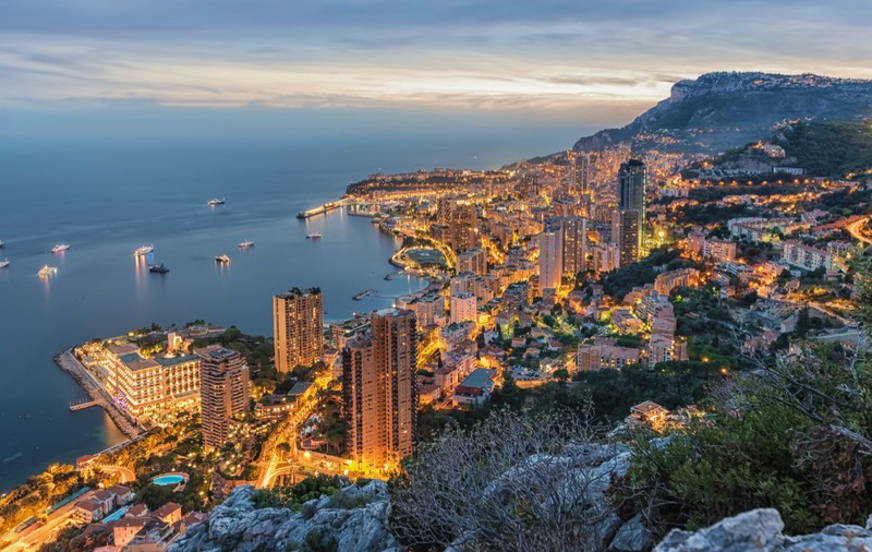 O femeie oferă 50.000 de lire pentru un bărbat care să o însoțească la mese, teatru și călătorii în Monaco