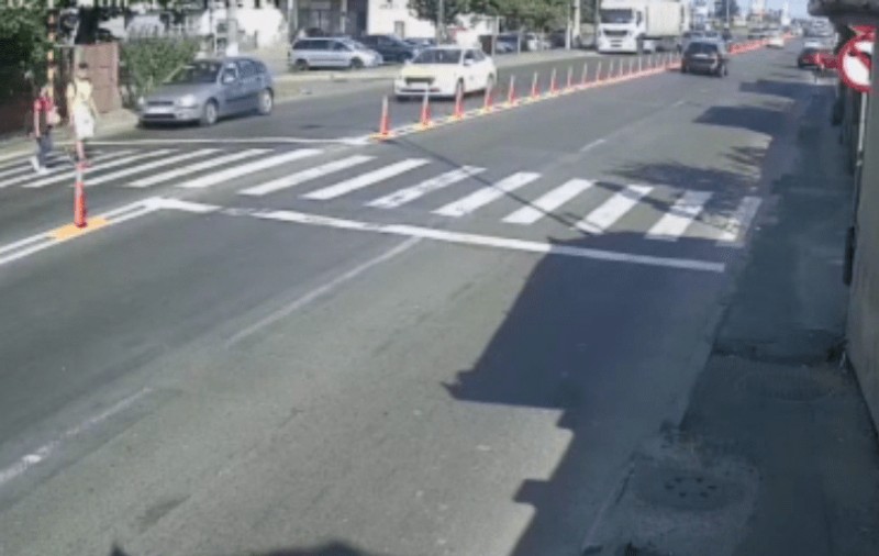 Doi tineri au fost răniți după ce au fost loviți în plin de un taximetrist pe trecerea de pietoni, în Brașov
