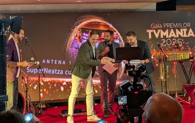 Moment inedit la Premiile TVmania: Shurubel și Bogdan Ciudoiu de la PRO TV au oferit un premiu pentru „SuperNeatza cu Răzvan și Dani”, emisiune de la Antena 1