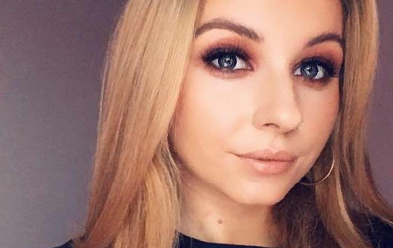 FOTO | Gestul emoționant făcut de o tânără pentru a-și revedea mama. Străinii i-au sărit în ajutor