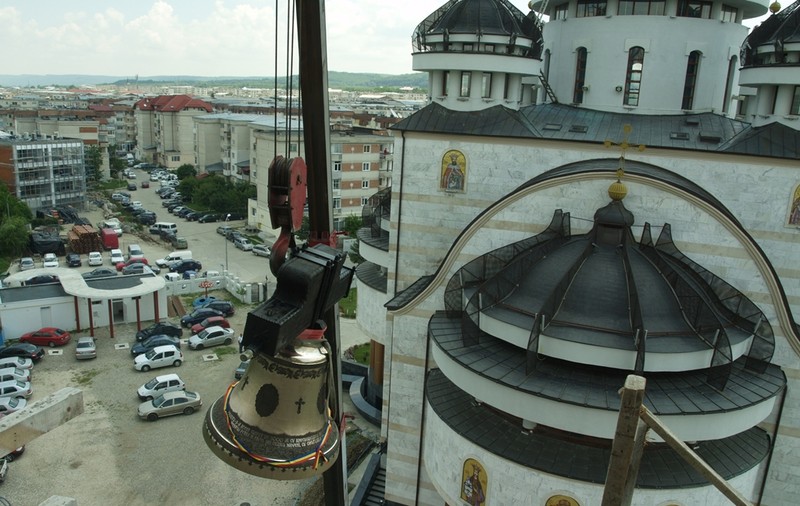 Clopotul de la Cotroceni sună rusește. Mănăstirile și bisericile preferă clopotele comandate prin satelit
