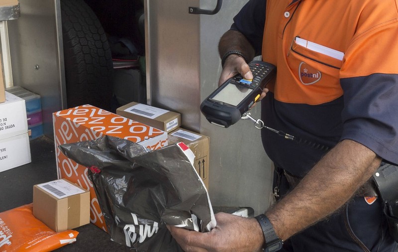 Un șofer curier român fura doar joia telefoanele mobile pe care trebuia să le livreze, în Belgia. A luat smartphone-uri de 48.000 de euro
