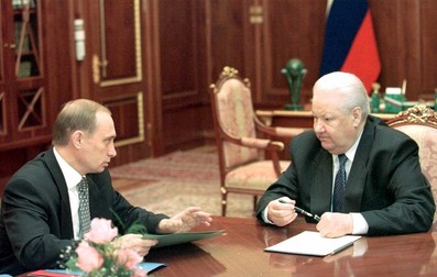 Vladimir Putin și Boris Elțîn, Kremlin, în aprilie 1999. Putin era director al Serviciului Federal de Securitate, Elțîn - președintele Federației Ruse | Sursa foto: EPA