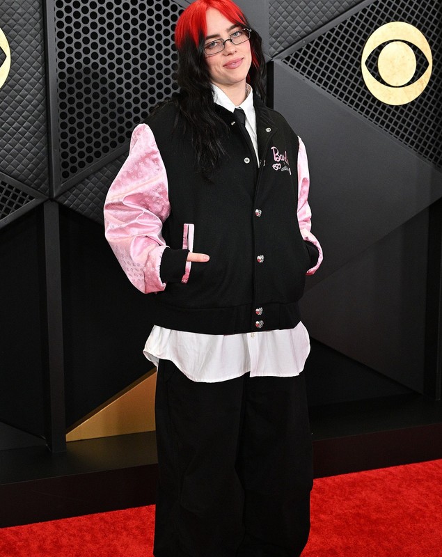 Ținutele vedetelor la Premiile Grammy 2024. În comparație cu Taylor Swift, care a purtat o rochie albă, Billie Eilish s-a îmbrăcat într-o jachetă cu pantaloni largi