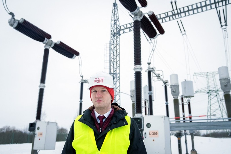 Ministrul leton al climei și energiei, Kaspars Melnis, privește la instalația electrică din Rezekne, Letonia, înainte de deconectarea principalei linii electrice dintre Letonia și Rusia, la 8 februarie 2025