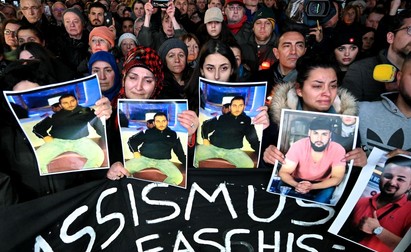 Oamenii din Hanau, Germania, s-au adunat pentru a condamna atacul terorist care a ucis nouă oameni, inclusiv un român FOTO: EPA