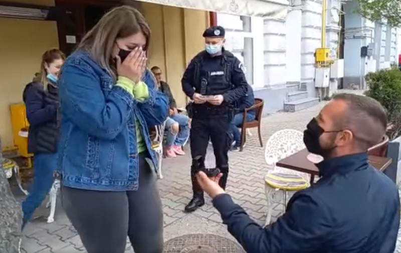 Un tânăr din Bistriţa şi-a cerut iubita în căsătorie în timp ce era percheziţionat de un echipaj de jandarmi