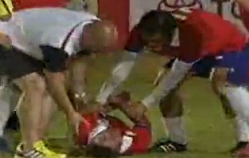Un fost internaţional chilian a făcut infarct pe teren / VIDEO
