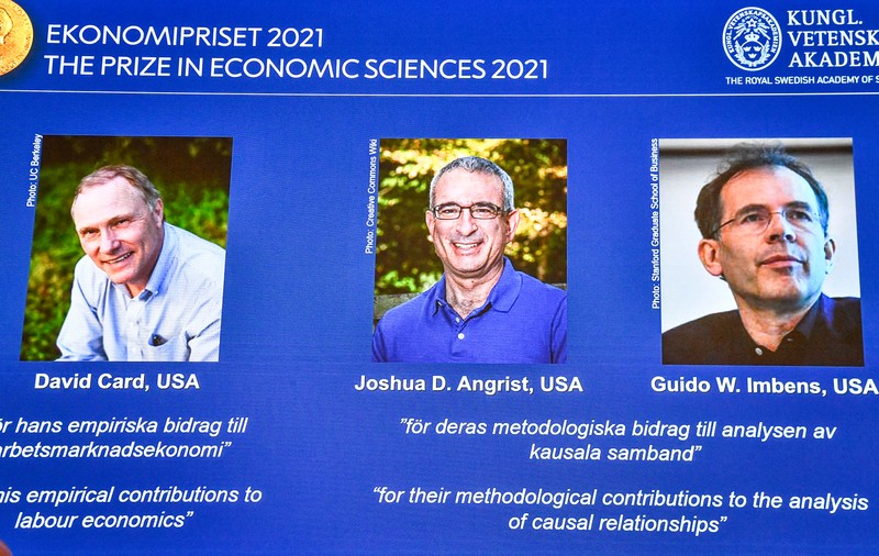 Premiul Nobel pentru economie, câștigat de David Card, Joshua Angrist și Guido Imbens