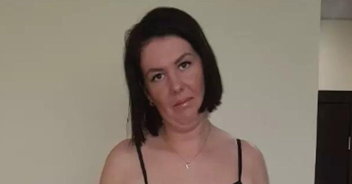 Un tată i-a luat fiicei lui un costum de baie cu chipul lui pe el pentru a-i împiedica pe bărbați să se uite la ea la plajă