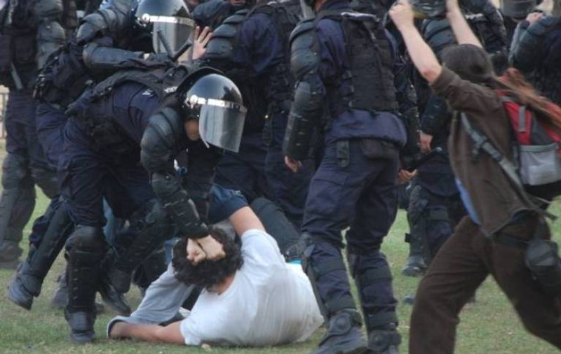 Aurel Moise a despărţit apele: poza jandarmului cu ţigara a fost trucată în Photoshop!