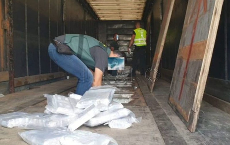 Şofer român de TIR, prins în Spania transportând o încărcătură în care erau ascunse aproape 800 de kilograme de droguri