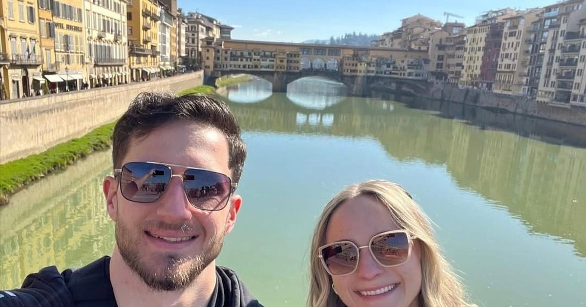 Zach Hankins, 28 de ani, pivotul lui U-BT Cluj Napoca, impreuna cu iubita lui fotografiati in Florenta.. in spate se zareste un rau si podul aurarilor, iar pe maluri mai multe cladiri istorice