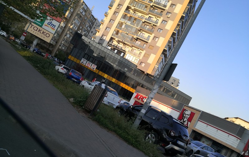 Cozi de mașini la fast food în București. KFC Dristor, luat cu asalt