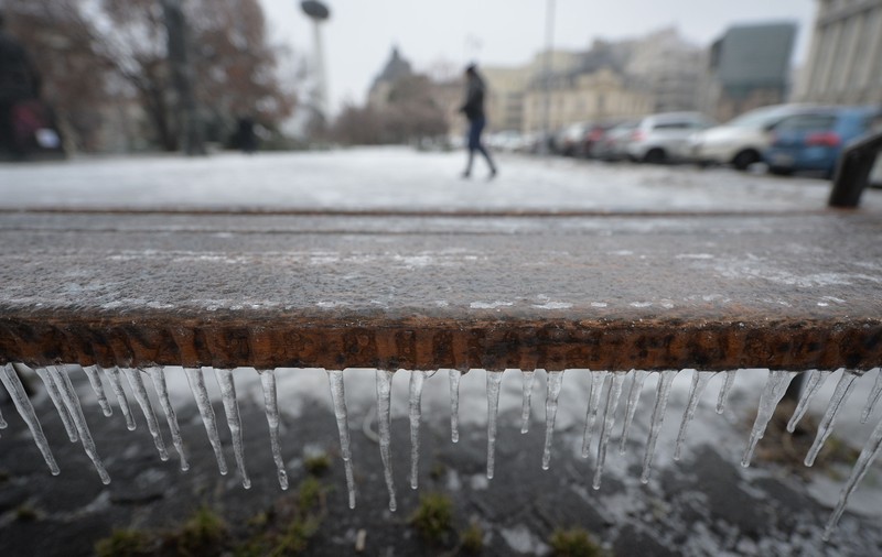Cod galben de vânt, burniță și depuneri de polei în mai multe județe din țară