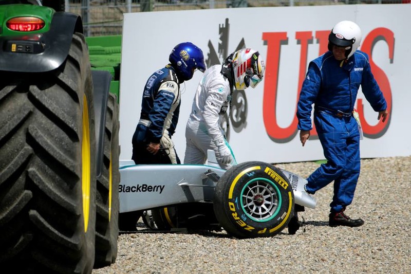 Hamilton se poate considera un norocos după un asemenea accident. FOTO: gazzetta.it