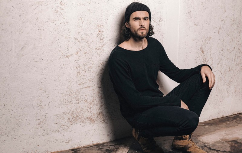 Interviu | Mihail, artistul român care a cântat la Glastonbury, festivalul legendar din Anglia: „Aș putea vorbi ore-n șir despre natură, dar n-aș putea să-ți spun cu cine să votezi în necunoștință de cauză” 