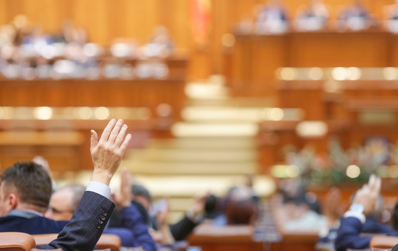 UPDATE. Proiectul de lege al UDMR, prin care demnitarii şi aleşii locali vor putea face afaceri ca PFA, votat de Parlament