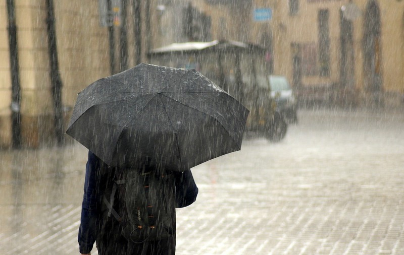 Vremea se răcește brusc și apar ploile, începând de luni. Temperaturile vor scădea și cu 10 grade Celsius
