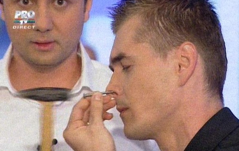 FASCINANT și ÎNFIORĂTOR! Cristian Gog, câștigătorul concursului "Românii au talent", și-a bătut un cui de 10 cm în nas și... | FOTO 