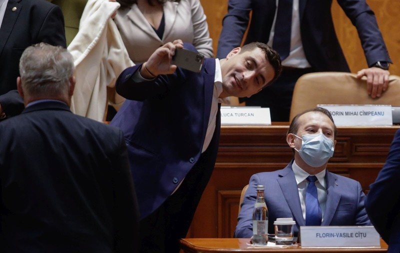 VIDEOREPORTAJ. Cronica unei prăbușiri anunțate: „Domnule Superman, vă rog frumos, faceți un selfie cu mine!”