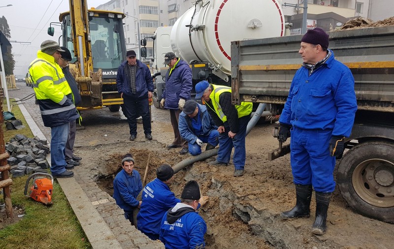 FOTO: Dorel ”a lovit” la Vaslui: conducta de apă recent înlocuită în centrul orașului se sparge în fiecare zi