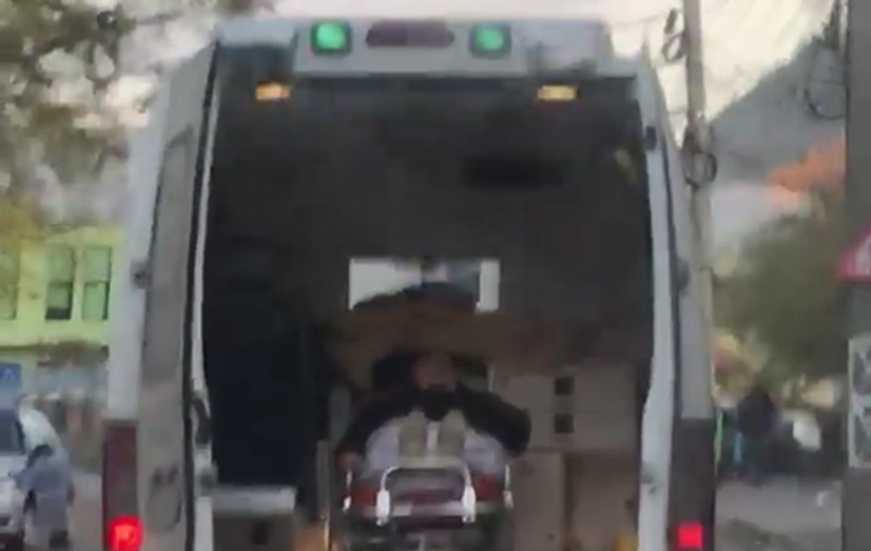 O ambulanță din Piatra-Neamț transportă un pacient cu ușile deschise VIDEO