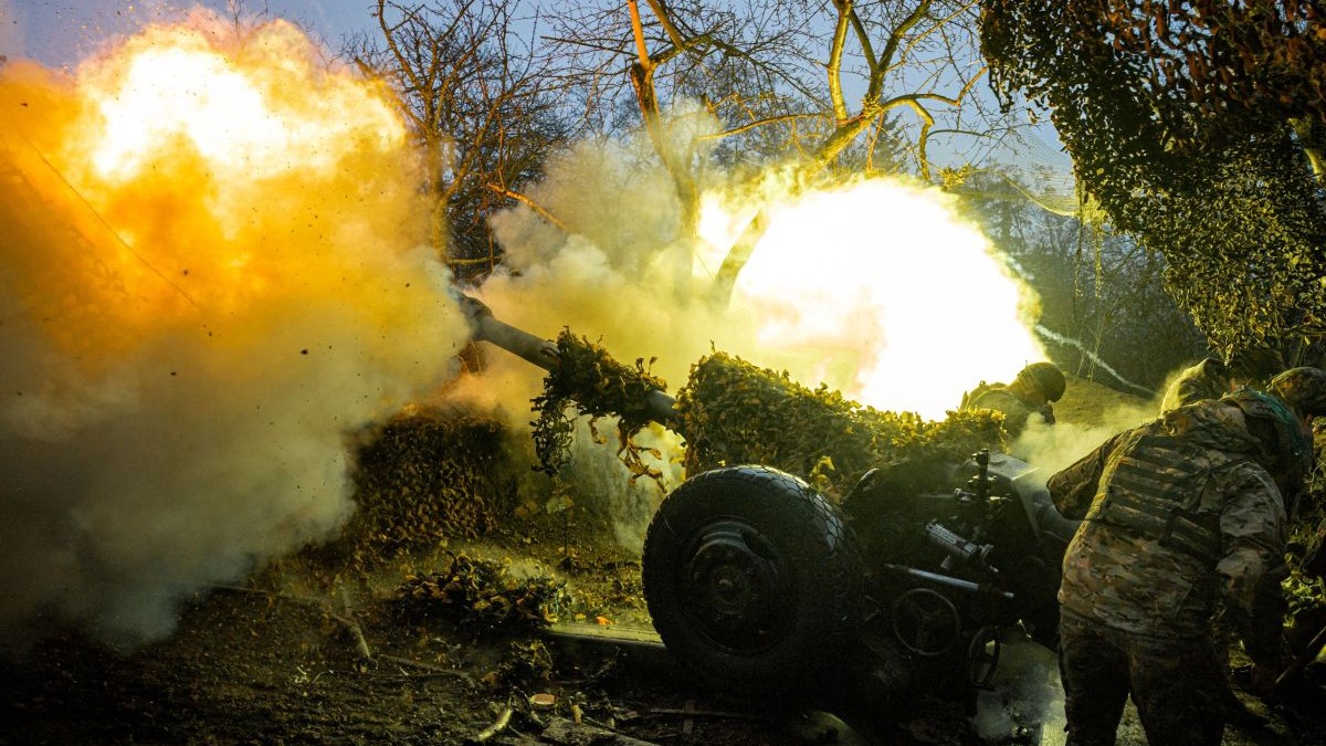 Militari ucraineni operează un obuzier D-30 pe linia frontului. Imagine cu caracter ilustrativ Foto: Hepta