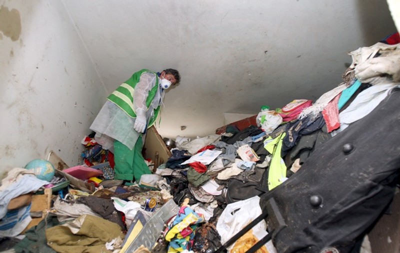 O GARSONIERĂ cu GUNOAIE până în TAVAN! Au scos MIZERIA de acolo cu O MACARA!| FOTO