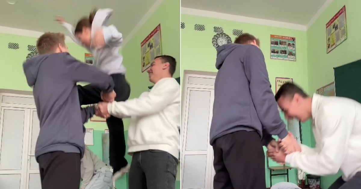 Doi tineri se țin de mâini, într-o sală de clasă, în timp ce un altul sare cu o mână înainte, fiind prins de ceilalți doi