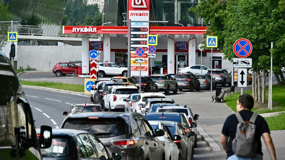 Mai multe mașini la o coadă lungă în fața unei benzinării din Moscova