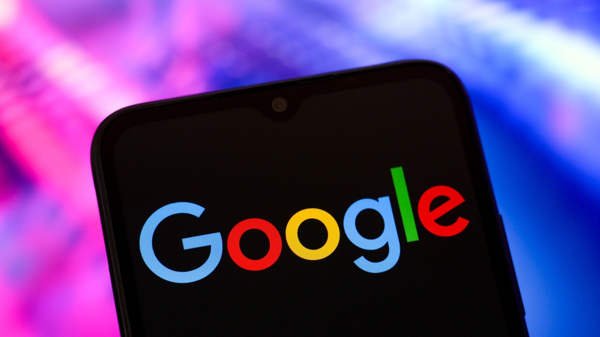 Imagine cu logo-ul Google afișat pe ecranul unui smartphone.