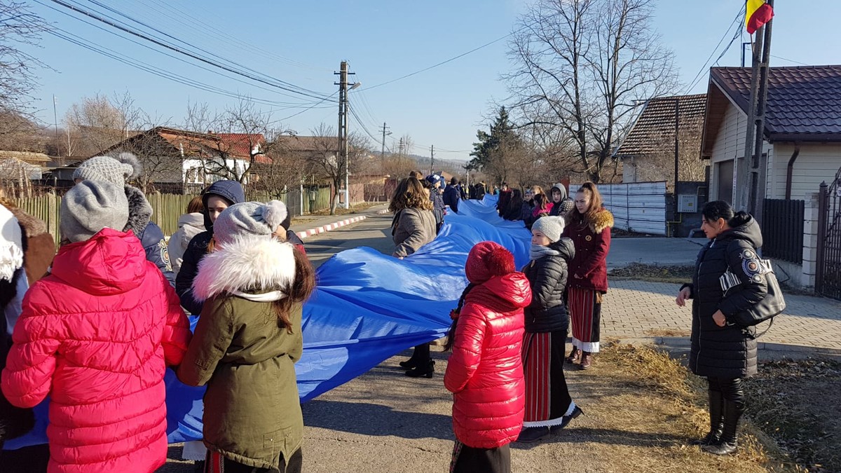 Tricolor de 200 de metri, purtat pe străzi de Ziua Națională în Buzău
