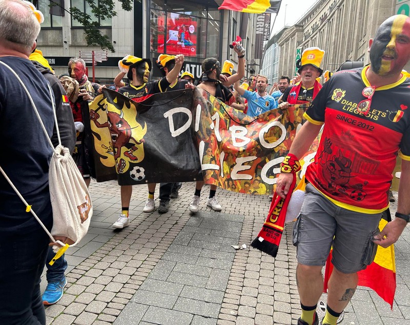 Fanii României fac spectacol la Köln, înaintea partidei cu Belgia de la EURO 2024. Au cântat „Treceți, batalioane române, Carpații” și imnul național. VIDEO