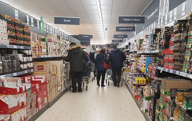 Cum să te protejezi de coronavirus când faci cumpărături. Ghidul lansat de autorități