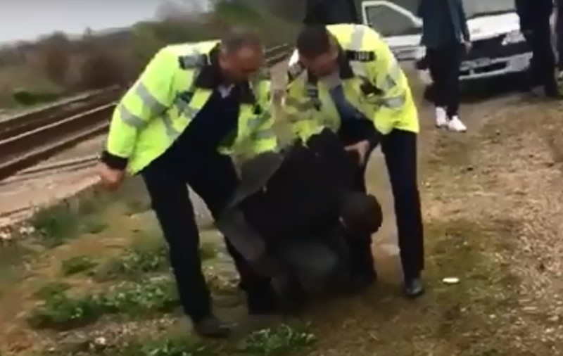 VIDEO | Un șofer fugar a fost oprit cu focuri de armă de polițiștii dâmbovițeni